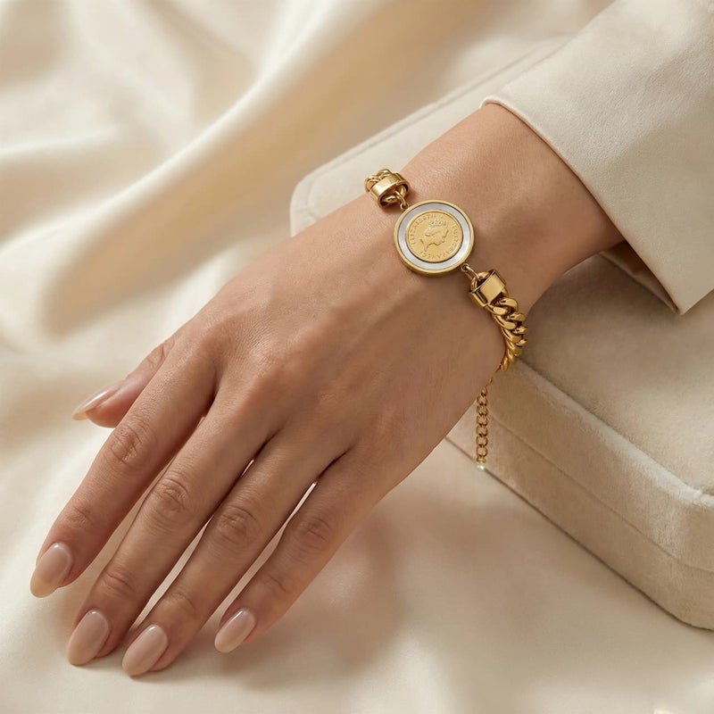 انسيال ذهبي أنيق مصنوع من الستانلس ستيل المقاوم للصدأ، بسلسلة عريضة لامعة، ودلاية دائرية بتصميم عملة مميزة، مع قفل قابل للتعديل ليناسبك. - Image 2